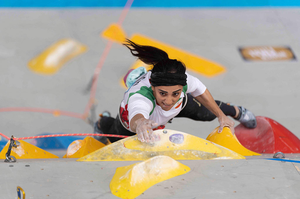Atlet panjat Tebing Iran Elnaz Rekabi bersaing dalam final boulder pada Kejuaraan Asia IFSC di Seoul, Korea Selatan, Selasa, 18 Oktober 2022.