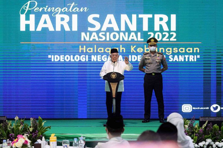 Wakil Presiden Ma'ruf Amin mengatakan santri terus berperan mengisi kemerdekaan dan pembangunan bangsa Indonesia sejak resolusi jihad pada 22 Oktober 1945. Hal itu dikatakan Wapres pada Peringatan Hari Santri Nasional di Kantor Kemenkopolhukam Jakarta, Jumat, 21 Oktober 2022.