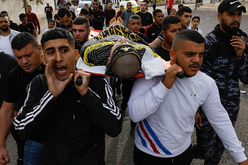 Tentara Israel mengatakan bahwa selama operasi Jenin, para tersangka melemparkan alat peledak dan melepaskan tembakan ke pasukan keamanan, yang merespons dengan tembakan langsung. Serangan diidentifikasi.