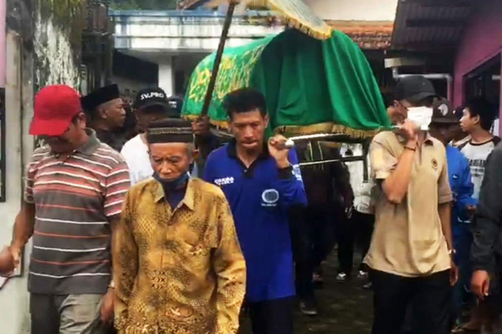Warga mengiringi pemakaman Reivano Dwi Afriyansah, 17, warga Kebonsari, Desa Ngebruk, Kecamatan Sumberpucung, Kabupaten Malang, Jawa Timur, Jumat, 21 Oktober 2022. Siswa SMKN 4 Malang itu menjadi korban meninggal yang ke-134 tragedi Stadion Kanjuruhan.