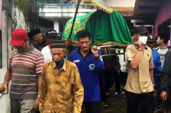 Warga mengiringi pemakaman Reivano Dwi Afriyansah, 17, warga Kebonsari, Desa Ngebruk, Kecamatan Sumberpucung, Kabupaten Malang, Jawa Timur, Jumat, 21 Oktober 2022. Siswa SMKN 4 Malang itu menjadi korban meninggal yang ke-134 tragedi Stadion Kanjuruhan.