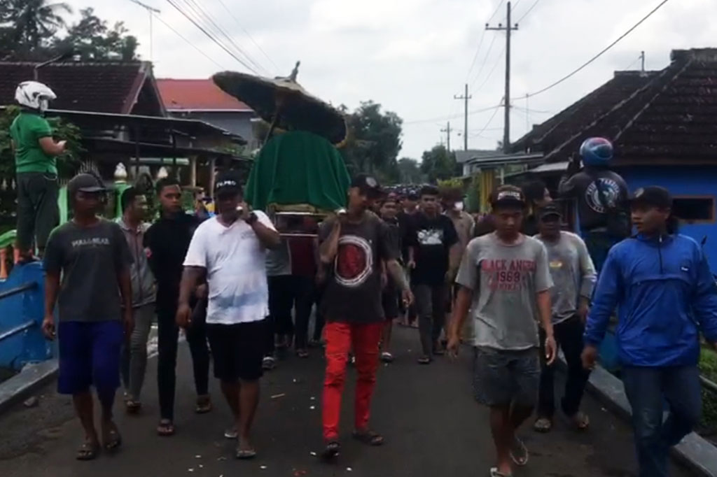 Wayan mengatakan bahwa saat ini RSUD Saiful Anwar Malang masih menangani empat korban tragedi Kanjuruhan, dua orang menjalani perawatan di ruang reguler, satu dirawat di fasilitas high care unit (HCU), dan satu dirawat di unit perawatan intensif.