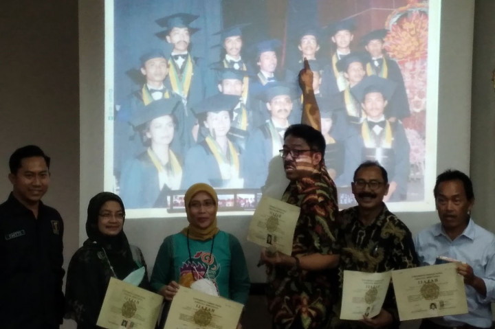 Ada belasan alumnus Fakultas Kehutanan UGM yang menunjukkan ijazah mereka masing-masing yang lulus pada November 1985. Dari penulisan nama hingga desainnya sama persis dengan ijazah Jokowi yang diragukan oleh akun @DokterTifa. 