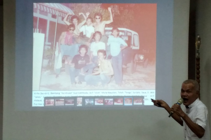 Selain menunjukkan kesamaan ijazah, mereka juga menunjukkan banyak foto saat berkegiatan dengan Jokowi saat masih mahasiswa. Kegiatan tersebut mulai saat awal jadi mahasiswa baru, berkegiatan Mapala hingga wisuda. 