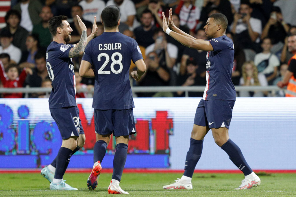 PSG membuka keunggulan pada menit ke-24 berkat gol Kylian Mbappe. Lionel Messi melepas umpan terobosan terukur yang disambut Kylian Mbappe di sisi kiri pertahanan Ajaccio. Mbappe kemudian dengan tenang menceploskan bola ke gawang yang dijaga Benjamin Leroy. Skor 1-0 untuk PSG bertahan hingga turun minum.