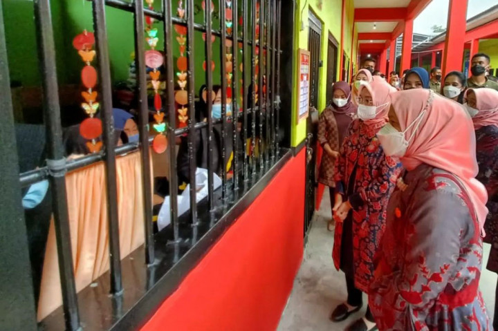 Tangis haru salah seorang warga binaan pecah saat Ibu Iriana Joko Widodo dan Ibu Wury Ma'ruf Amin beserta para istri menteri yang tergabung dalam OASE Kabinet Indonesia Maju mengunjungi Lembaga Permasyarakatan (Lapas) Perempuan Kelas IIB Jambi di Desa Bukit Baling, Kabupaten Muaro Jambi, Kamis, 20 Oktober 2022.