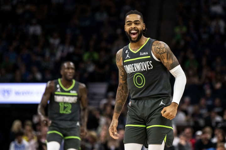 D'Angelo Russell mencetak sebuah jump shot yang membuat Timberwolves mengimbangi Jazz 120-120 pada sisa waktu 4,4 detik sekaligus memaksakan overtime dimainkan di Target Center, Minneapolis.