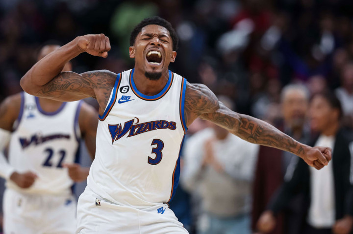 Bintang Washington Wizards Bradley Beal melesakkan tembakan penentu kemenangan 102-100 atas Chicago Bulls dalam lanjutan NBA di Capital One Arena, Sabtu, 22 Oktober 2022 WIB.