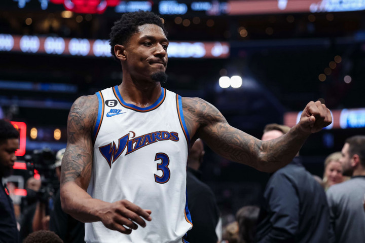 Beal menutup pertandingan dengan 19 poin, termasuk tembakan penentu kemenangan Wizards dalam laga kandang pertamanya sejak menandatangani perpanjangan kontrak lima tahun dengan nilai yang dilaporkan USD251 juta (sekira Rp3,89 triliun).