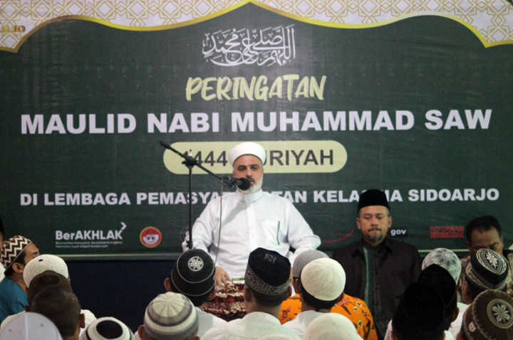 Dalam tausiahnya,  Syekh Habib Thariq Ghannam Al Hasani mengulas dua materi besar. Pertama terkait teladan dan mukjizat Rasulullah Muhammad SAW.