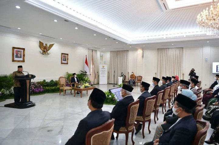 Pada kesempatan tersebut Wapres menyampaikan pentingnya peranan BAZNAS bagi pemerataan pembangunan nasional, khususnya dalam pengentasan kemiskinan melalui pemberian beasiswa kepada santri.