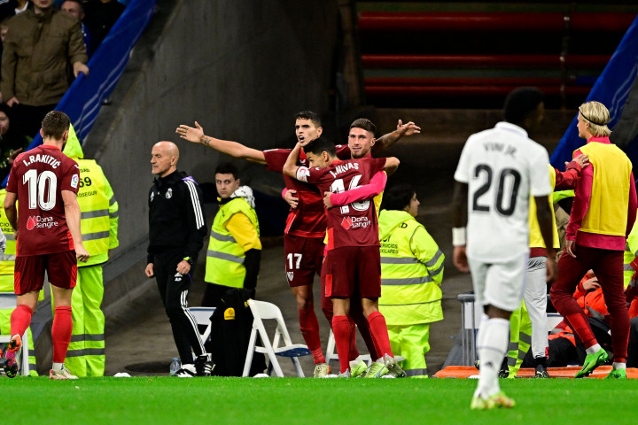 Sevilla menyamakan kedudukan pada menit ke-54. Erik Lamela menaklukkan Thibaut Courtois lewat tendangan dari sudut sempit.
