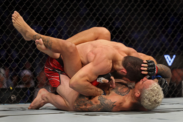 Makhachev dominan sejak awal pertarungan. Akhirnya, Makhachev mengalahkan Oliveira setelah melakukan submission dalam pertarungan dua ronde di UFC 280.