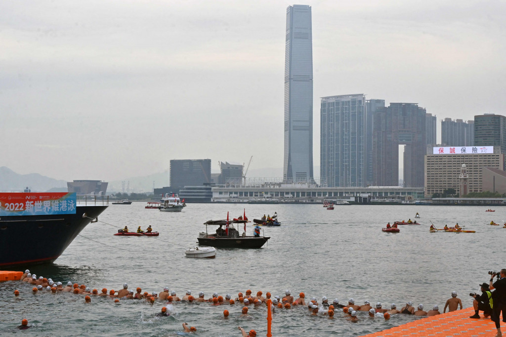 Ribuan perenang ambil bagian dalam lomba ikonik melintasi pelabuhan dari Pulau Hong Kong ke Semenanjung Kowloon. 