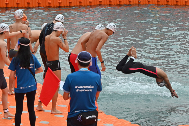 Lomba Renang tahunan melintasi Pelabuhan Victoria di Hong Kong diadakan pada Minggu, 23 Oktober 2022, untuk pertama kalinya dalam tiga tahun, setelah dibatalkan karena protes pro-demokrasi di Hong Kong dan kemudian pandemi Covid-19.