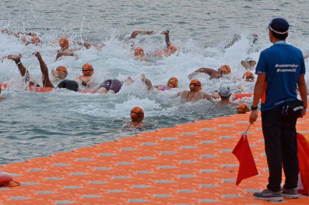 Di bawah pembatasan ketat anti-virus pemerintah, hanya setengah dari 3.000 perenang yang diizinkan untuk mengikuti kompetisi tersebut.