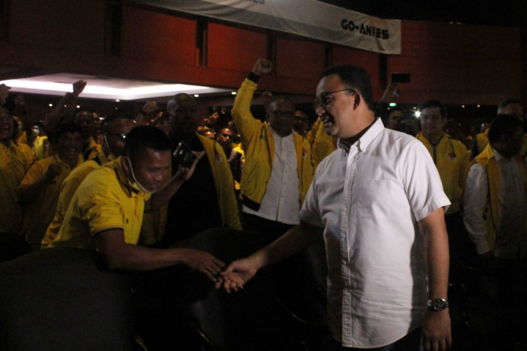 Ketika memasuki auditorium pada pukul 13.50 WIB, Anies disambut oleh riuh tepuk tangan relawan Go-Anies sambil menyanyikan lagu Maju Tak Gentar.