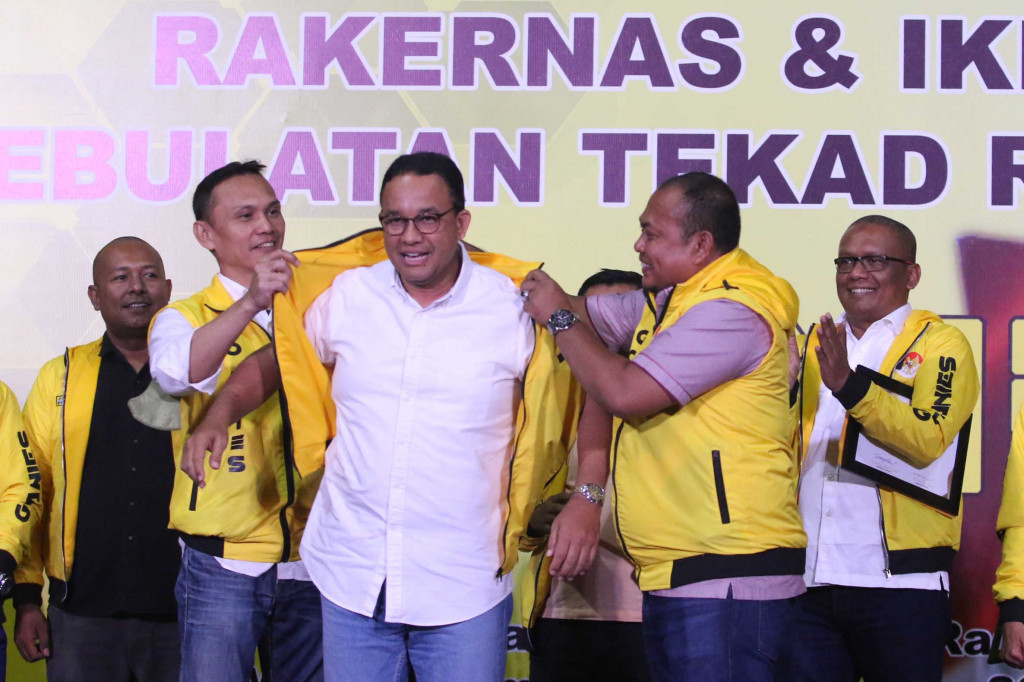 Dalam deklarasi, Anies disematkan rompi berwarna kuning oleh relawan Go-Anies.