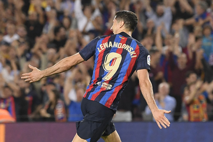 Robert Lewandowski melakukan selebrasi usai mencetak gol ke gawang Athletic Bilbao pada pekan ke-11 Liga Spanyol 2022/2023.