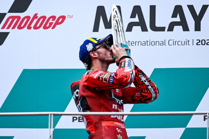 Pebalap Ducati Francesco Bagnaia menjadi pemenang MotoGP Malaysia 2022. Bagnaia menjadi pemenang MotoGP Malaysia 2022 mengungguli Enea Bastianini (Gresini Racing) dan Fabio Quartararo (Monster Energy Yamaha). 