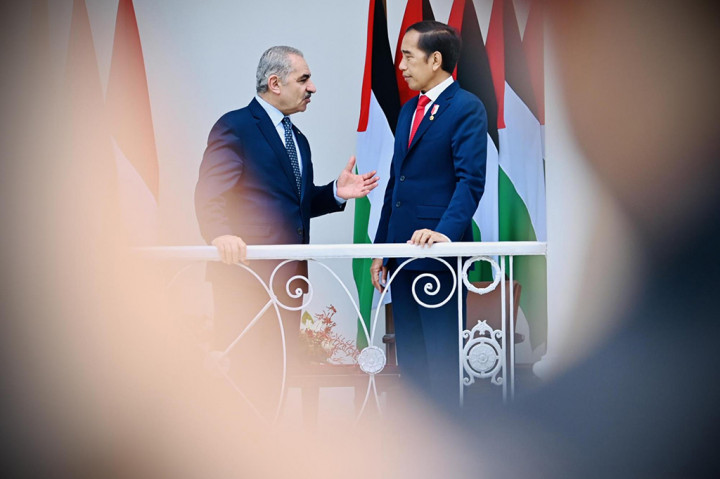 Usai upacara penyambutan resmi, Presiden Jokowi bersama PM Shtayyeh melakukan veranda talk serta melakukan penanaman pohon.