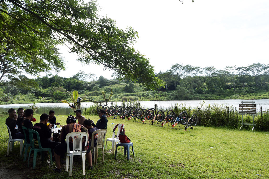 Bogor, Jawa Barat menyimpan banyak tempat wisata yang yang menampilkan keindahan alam. Salah satunya terletak di Gunungsindur, yaitu Danau Ciputih, Cisawang Endah. Danau ini merupakan d estinasi para pecinta sepeda.
