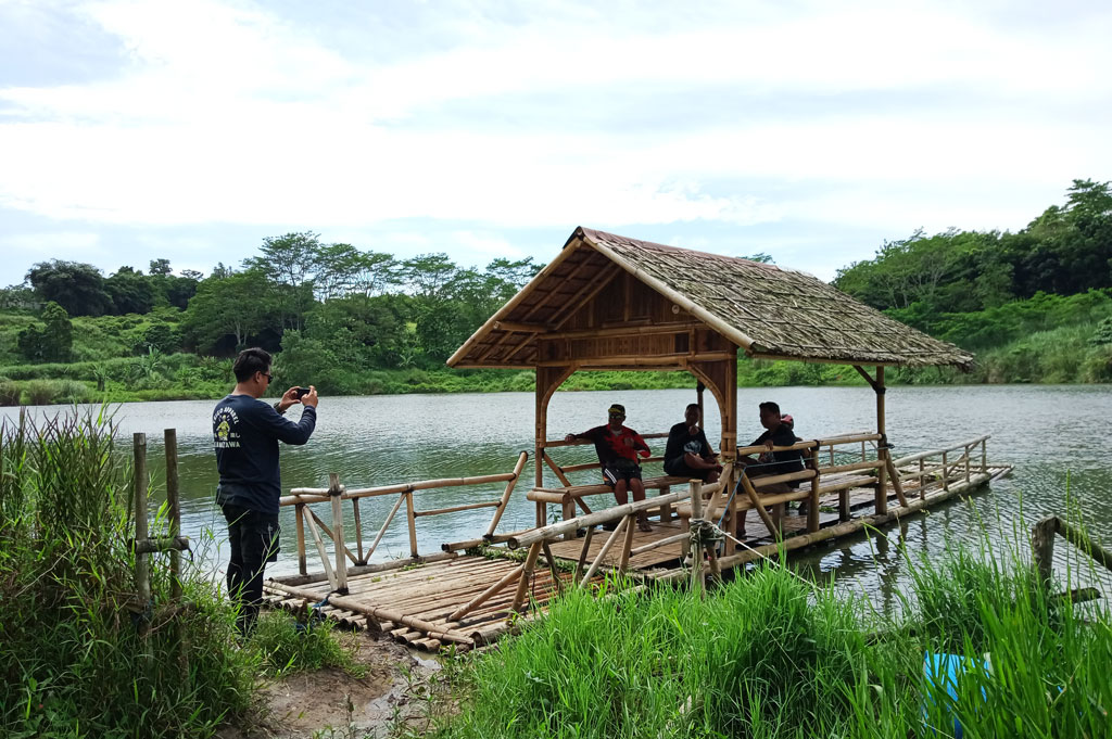 Danau Cisawang dahulu merupakan bekas galian tambang bebatuan kapur dan pasir cadas yang sudah terbengkelai. Cekungan hasil galian tersebut lama kelamaan terisi air hujan dan resapan dari Sungai Cisadane yang tidak jauh dari tempat tersebut, hingga membentuk danau yang indah.