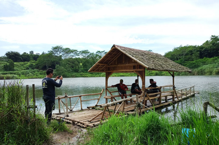Danau Cisawang dahulu merupakan bekas galian tambang bebatuan kapur dan pasir cadas yang sudah terbengkelai. Cekungan hasil galian tersebut lama kelamaan terisi air hujan dan resapan dari Sungai Cisadane yang tidak jauh dari tempat tersebut, hingga membentuk danau yang indah.