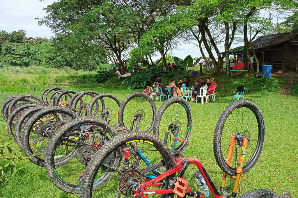 Lokasinya agak tersembunyi, namun tidak asing lagi bagi para penggemar sepeda seputaran Jabodetabek. Banyak pecinta sepeda berkunjung ke danau tersebut untuk sekedar berekreasi atau melepaskan penat.