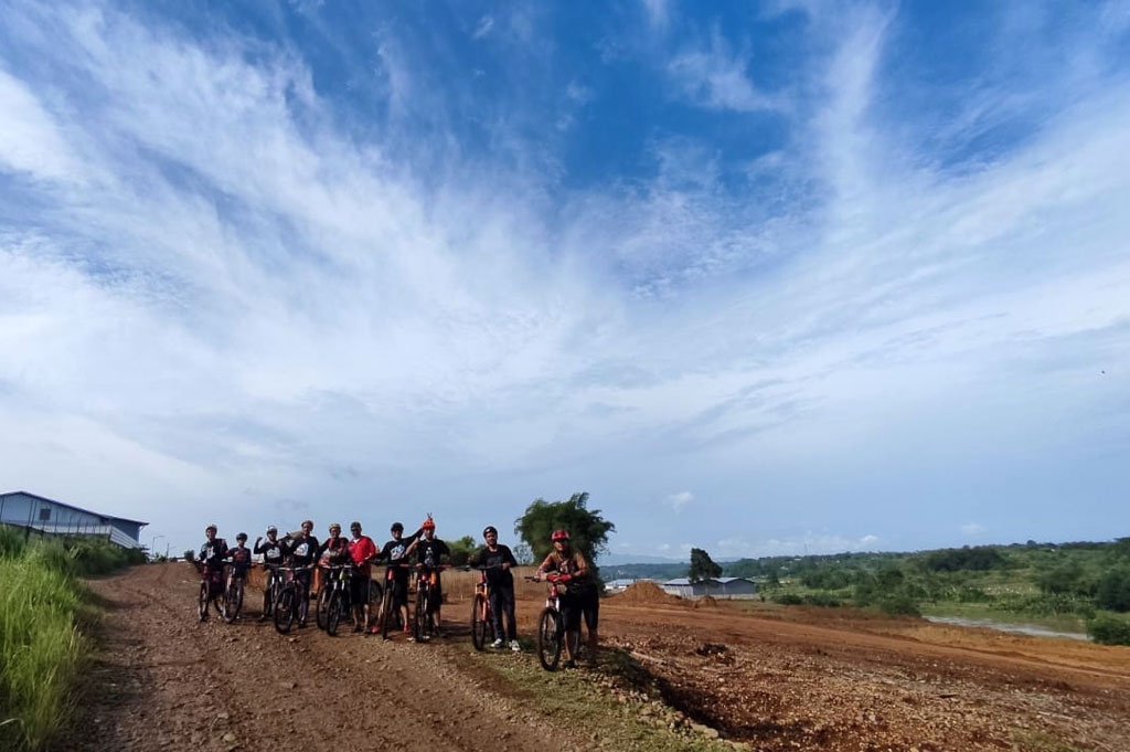 Meski harus melalui jalan yang terjal untuk mencapainya, danau ini selalu ramai pesepeda terutama di akhir pekan. 