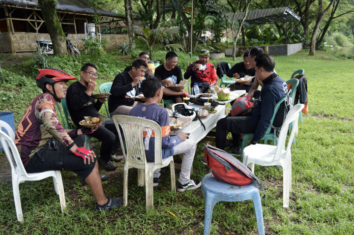Di sekitar danau terdapat beberapa warung yang menyediakan menu makanan sederhana, namun nikmat saat disantap karena bisa sambil menikmati pemandangan danau yang asri.
