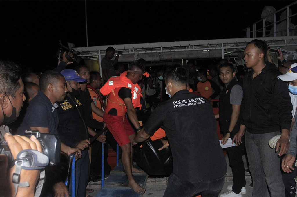Petugas Basarnas mengangkat sebuah kantong jenazah berisi jasad korban kapal cepat Cantika Express 77 yang terbakar saat tiba di Pelabuhan Tenau, Kupang, NTT Senin, 24 Oktober 2022 malam.