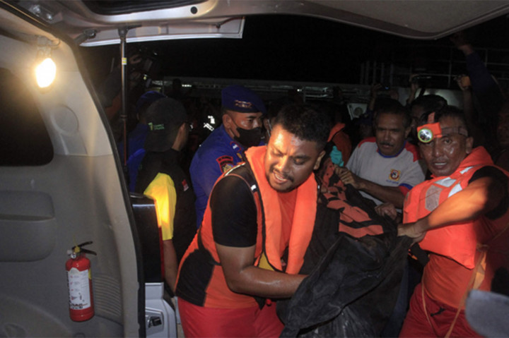 Kapal Motor Cepat Cantika 77 mengalami kebakaran saat sedang berlayar dari Kupang ke Alor, Provnsi Nusa Tenggara Timur (NTT), Senin, 24 Oktober 2022. Sedikitnya 14 orang tewas akibat kecelakaan tersebut.