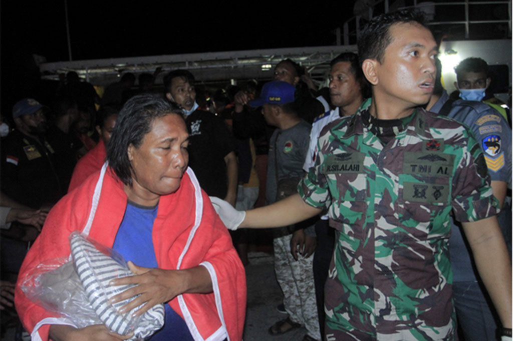 Setelah kebakaran, penumpang anak-anak dan perempuan diminta turun lebih dahulu dengan menggunakan sekoci. Sementara itu, penumpang dewasa sebagian besar sudah menggunakan jaket pelampung terjun ke laut untuk menyelamatkan diri, saat api yang membakar kapal sudah membesar. 