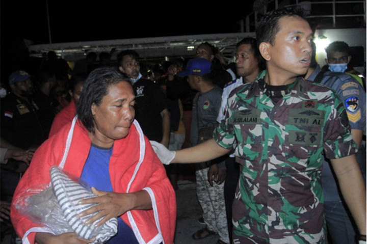 Setelah kebakaran, penumpang anak-anak dan perempuan diminta turun lebih dahulu dengan menggunakan sekoci. Sementara itu, penumpang dewasa sebagian besar sudah menggunakan jaket pelampung terjun ke laut untuk menyelamatkan diri, saat api yang membakar kapal sudah membesar. 