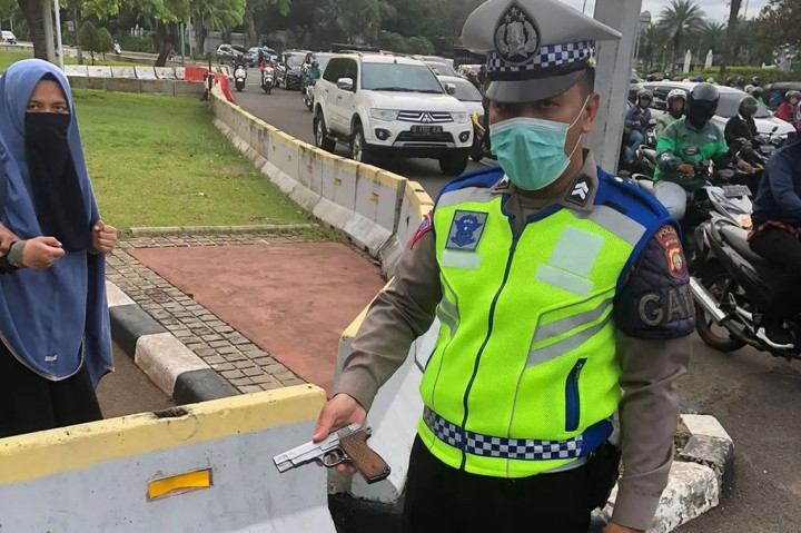  Polres Metro Jakarta Pusat mengamankan seorang perempuan pembawa senjata yang berusaha menerobos masuk ke Istana Merdeka pada Selasa, 25 Oktober 2022 pagi. Peristiwa tersebut terjadi sekitar pukul 07.00 WIB.