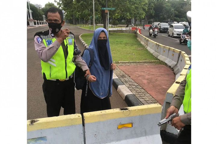Saat di pintu masuk Istana, perempuan tersebut sempat menodongkan senjata api jenis FN kepada Paspampres. Dengan sigap anggota polisi mengamankan perempuan tersebut dengan merebut senpi dan kemudian membawanya ke Polres Metro Jakarta Pusat.