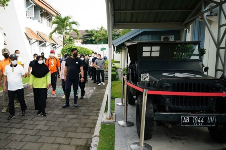 Sembari berolahraga jalan santai, Wapres dan istri ditemani Kepala Museum Benteng Vredeburg Yogyakarta Suharja, melihat sejumlah area benteng yang memiliki total luas total sekitar 46.574 m persegi.