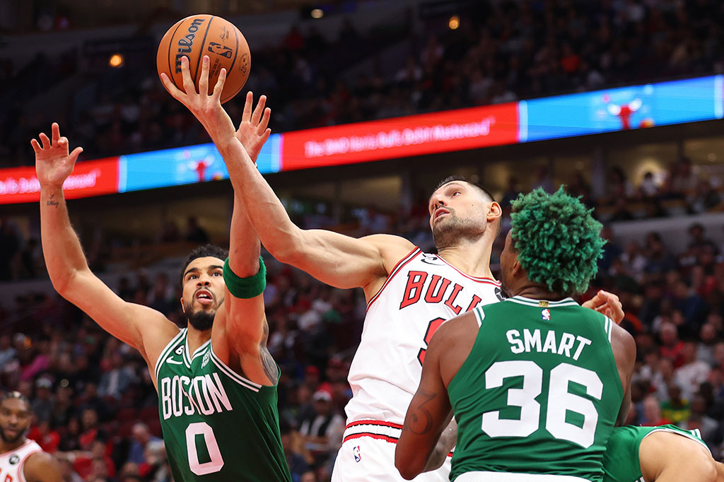 Zach LaVine menambahkan 19 poin dan Nikola Vucevic tampil begitu gahar dekat papan lewat 18 poin dan 23 rebound.