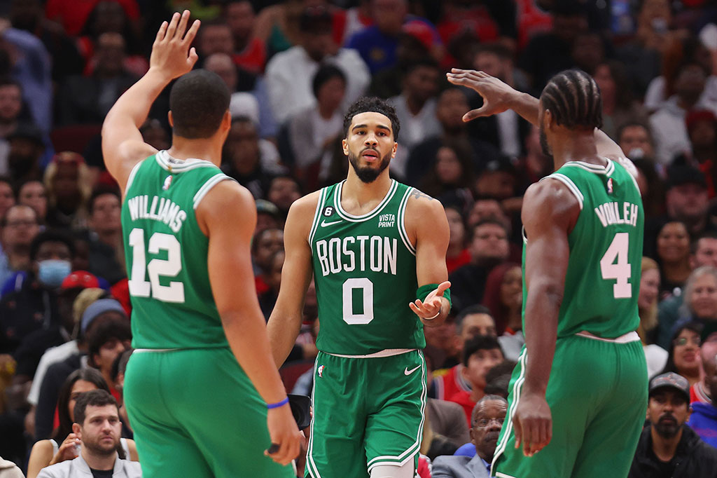 Jayson Tatum memborong 26 poin, Jaylen Brown menambahkan 21 poin, Malcolm Brogdon beroleh 12 poin, dan Marcus Smart menyumbangkan 11 poin, tapi Celtics harus merelakan catatan sempurnanya berakhir pada gim keempat musim ini.