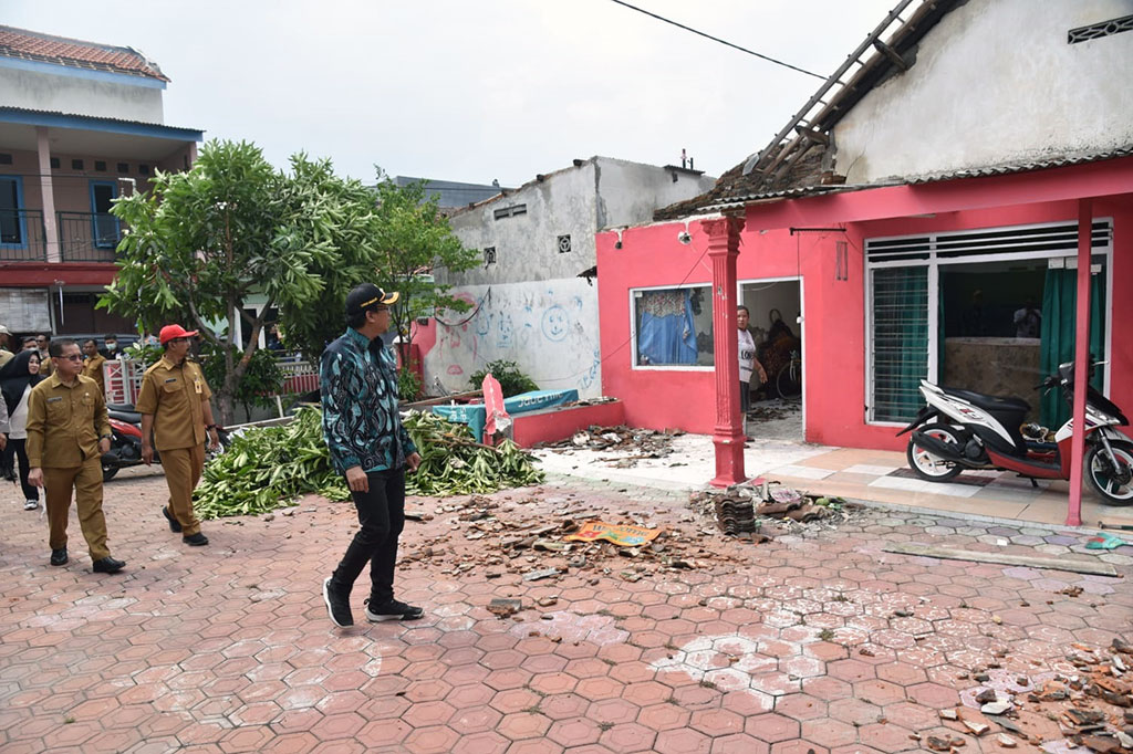 Bupati Sidoarjo Ahmad Muhdlor saat meninjau lokasi rumah-rumah korban angin puting beliung di Desa Sidokepung, Kecamatan Buduran, Senin, 24 Oktober 2022 petang kemarin.