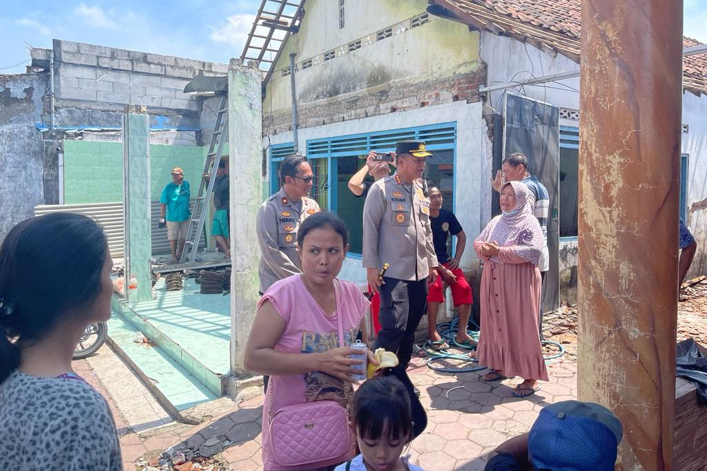 Warga korban angin puting beliung, kata bupati, juga diberikan keleluasaan memperbaiki sendiri rumahnya, agar prosesnya bisa lebih cepat. Biaya perbaikan rumah bisa diklaimkan ke Pemkab Sidoarjo, namun harus sesuai dengan standar satuan harga yang ditetapkan.