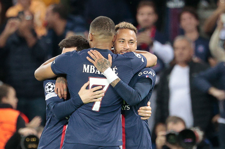 PSG menjamu Maccabi di Parc des Princes pada laga penyisihan Grup H, Rabu, 26 Oktober 2022, dinihari WIB. Trisula MNM mencetak lima dari gol PSG; Lionel Messi dan Kylian Mbappe masing-masing dua gol, sedangkan Neymar satu gol.