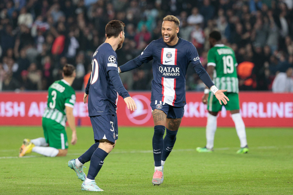 Satu menit jelang waktu normal babak pertama berakhir Messi mencetak gol kedua melalui sepakan mendatar dari luar kotak penalti, sekaligus mengubah kedudukan menjadi 4-1 atas Maccabi.