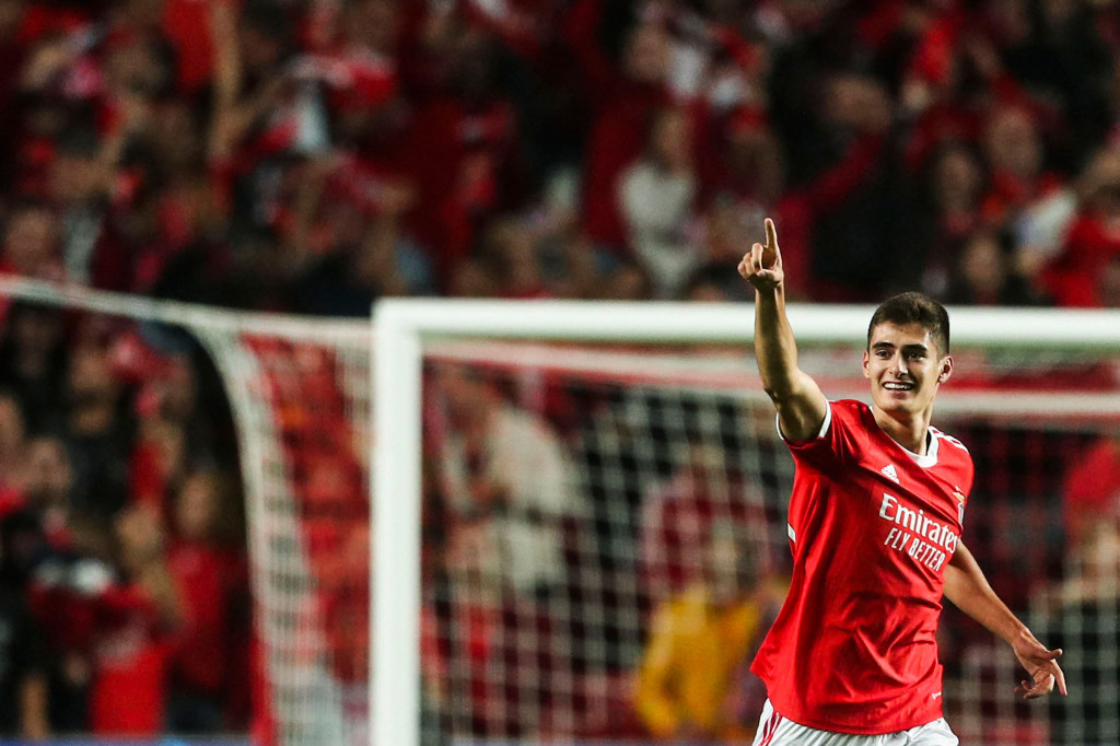 Tim tuan rumah sudah memimpin 3-1 di babak pertama lewat gol Antonio Silva, eksekusi penalti Joao Mario, dan Rafa Silva. 