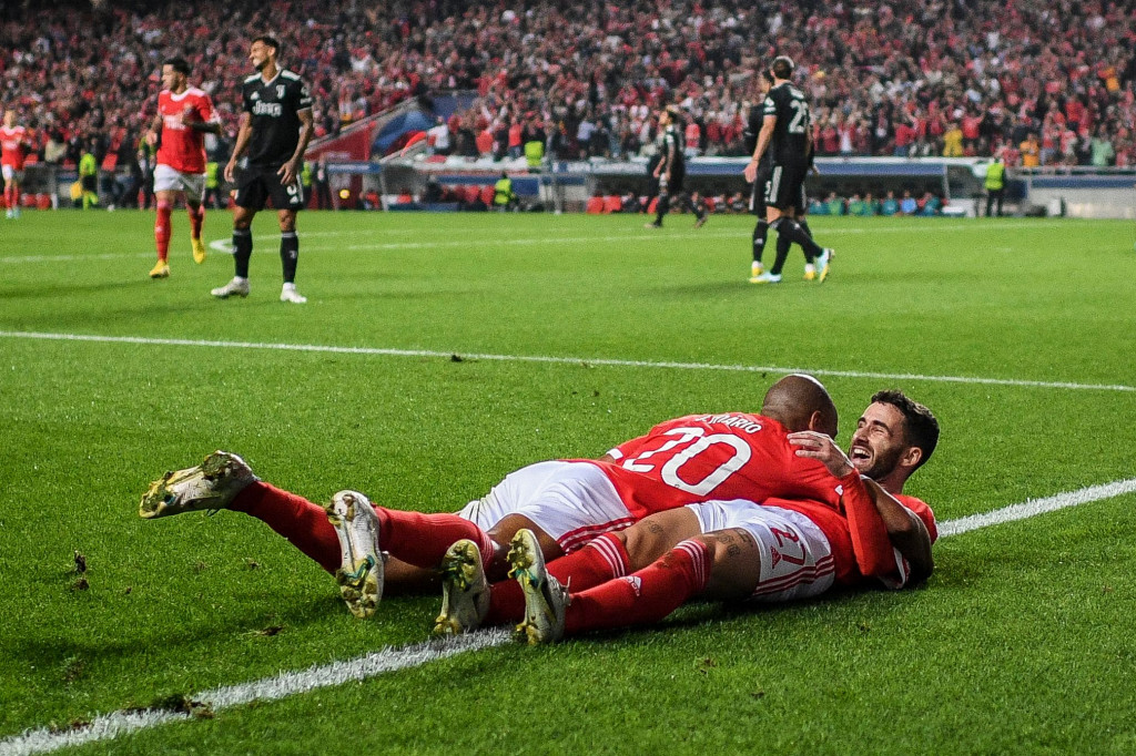 Rafa Silva dan Joao Mario melakukan selebrasi usai mencetak gol ke gawang Juventus dalam laga matchday 5 fase grup Liga Champions 2022/2023 yang digelar di Estadio da Luz, Rabu, 26 Oktober 2022, dini hari WIB.