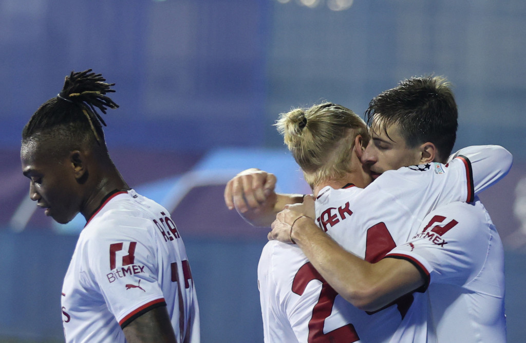 Milan awalnya kesulitan di babak pertama. Zagreb berhasil mengimbangi permainan Rossoneri. Jadi dalam 45 menit pertama, Milan baru bisa mencetak gol lewat sundulan Matteo Gabbia di menit ke-39. Tim tamu memimpin 1-0 hingga turun minum.