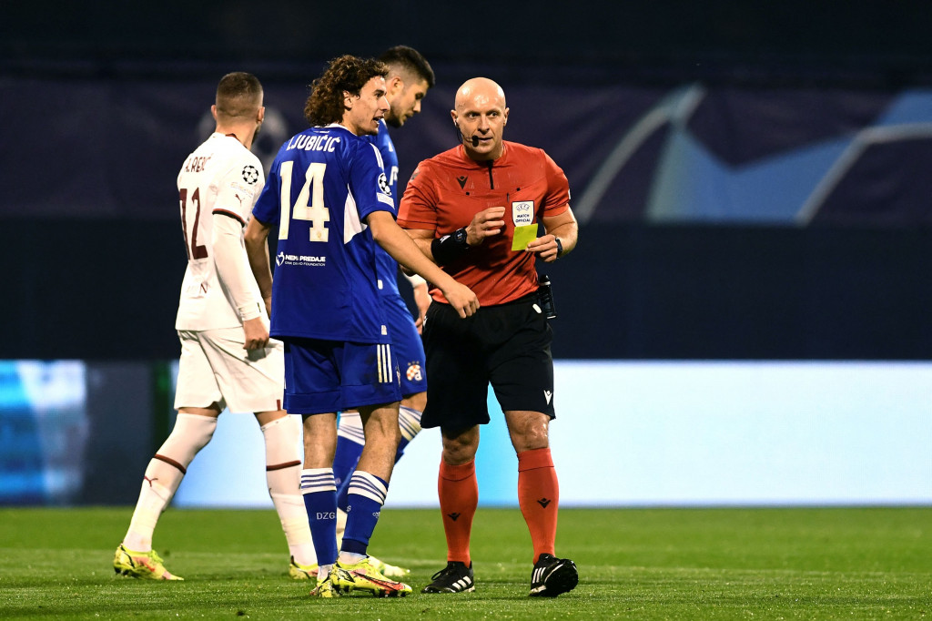 Milan mendapat hadiah 12 pas pada menit ke-58. Tonali dijatuhkan Robert Ljubicic di kotak terlarang.