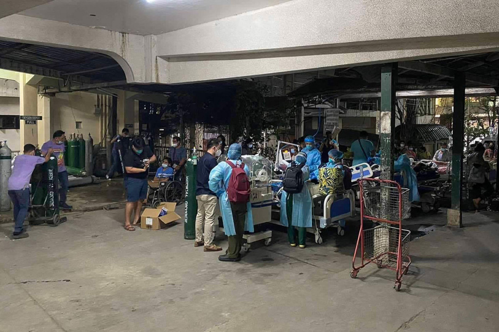 Staf Rumah Sakit Memorial Mariano Marcos mengatakan, mereka mengevakuasi pasien dari bangunan tersebut. Rumah sakit ini mengalami kerusakan terburuk sejauh yang diketahui saat ini.