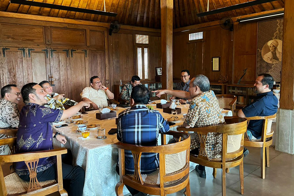 Calon presiden yang diusung Partai NasDem Anies Baswedan menerima tim kecil dari Partai NasDem, PKS, dan Partai Demokrat untuk membahas kriteria cawapres, di Lebak Bulus, Jakarta, Selasa, 25 Oktober. Tim kecil, yaitu Sugeng Suparwoto dari Partai NasDem, Willy Aditya dari Partai NasDem, Sohibul Iman dari PKS, Pipin Sofian dari PKS, M Kholid dari PKS, Iftitah PD, Benny K Harman PD, dan Sudirman Said. 